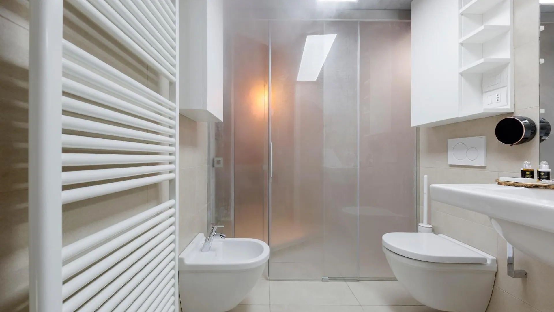 Luxe & Central Haven - Jacuzzi, Sauna, Steam, Private Parking Como 0*,
