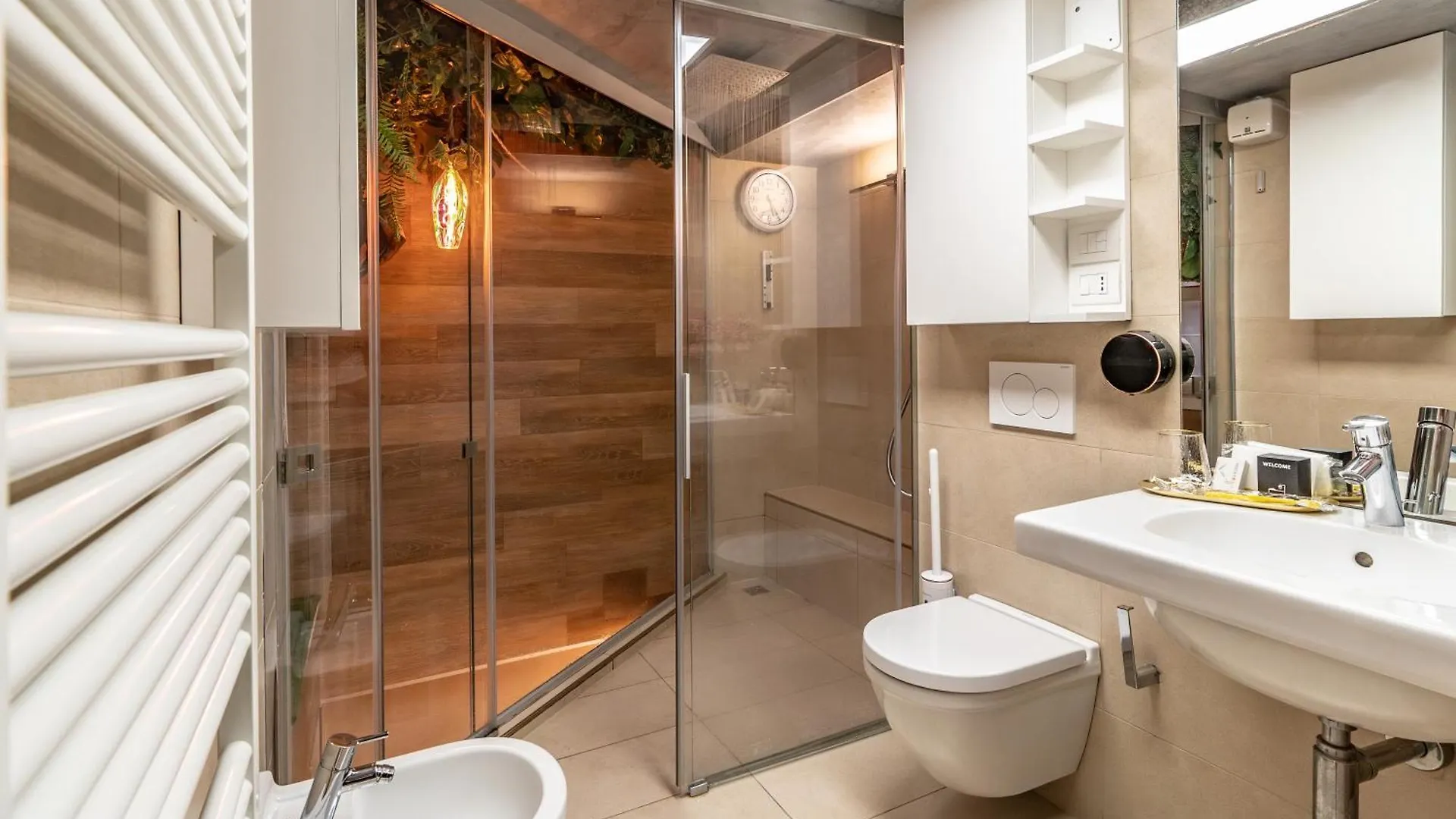 Luxe & Central Haven - Jacuzzi, Sauna, Steam, Private Parking Como