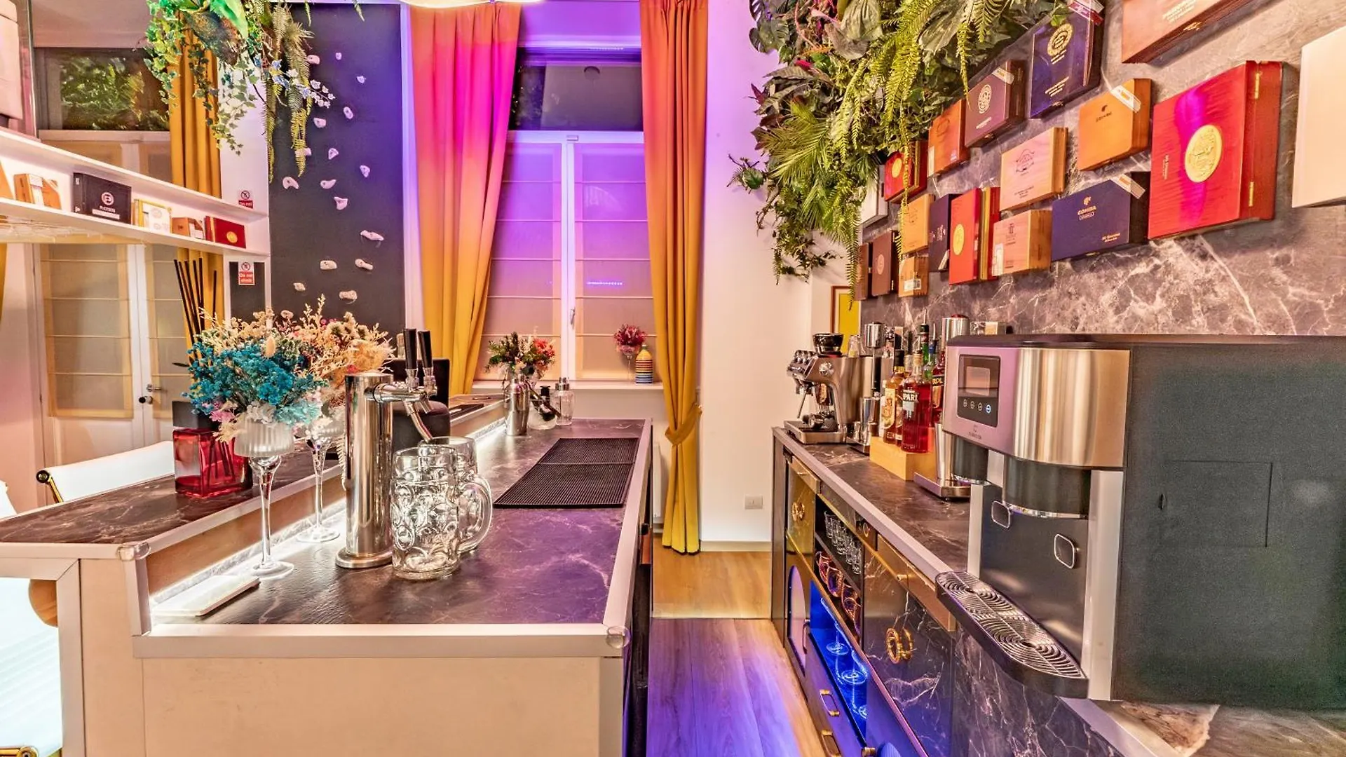 Luxe & Central Haven - Jacuzzi, Sauna, Steam, Private Parking Como Apartment
