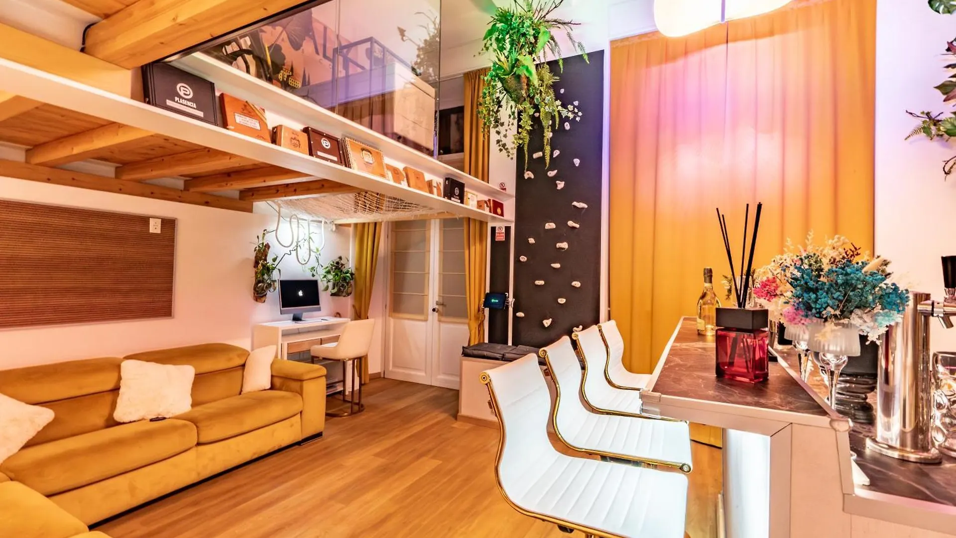 Luxe & Central Haven - Jacuzzi, Sauna, Steam, Private Parking Como Apartment