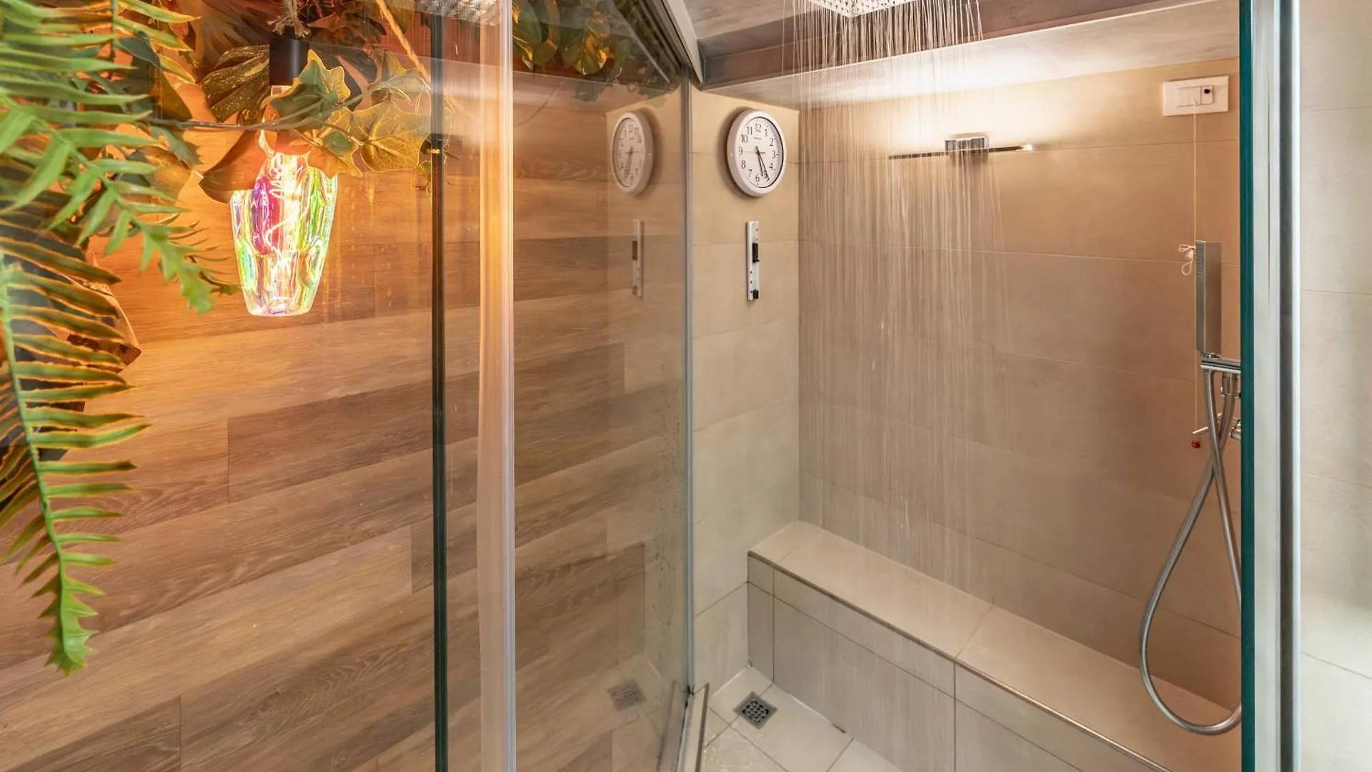 Luxe & Central Haven - Jacuzzi, Sauna, Steam, Private Parking Como
