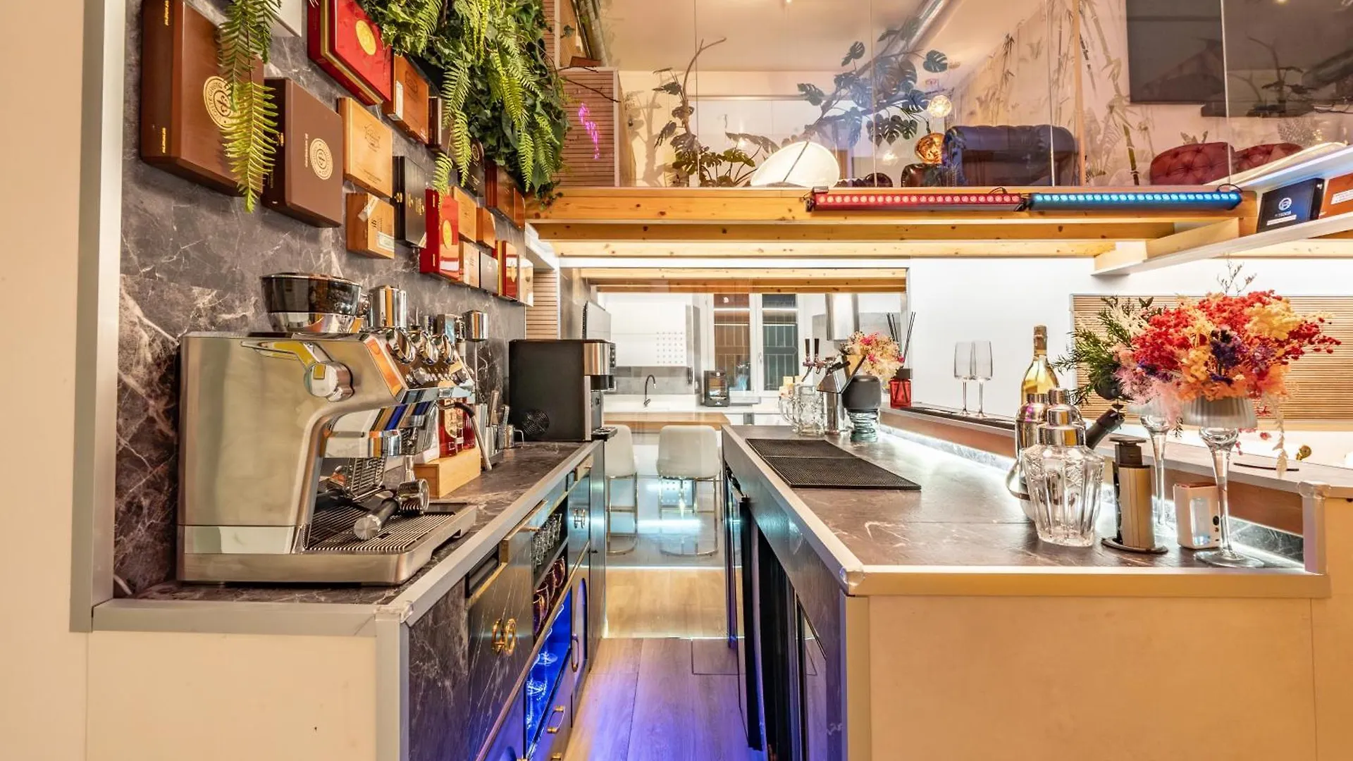 Apartment Luxe & Central Haven - Jacuzzi, Sauna, Steam, Private Parking Como