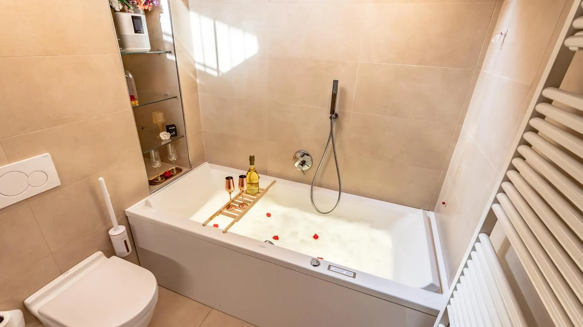 Apartment Luxe & Central Haven - Jacuzzi, Sauna, Steam, Private Parking Como