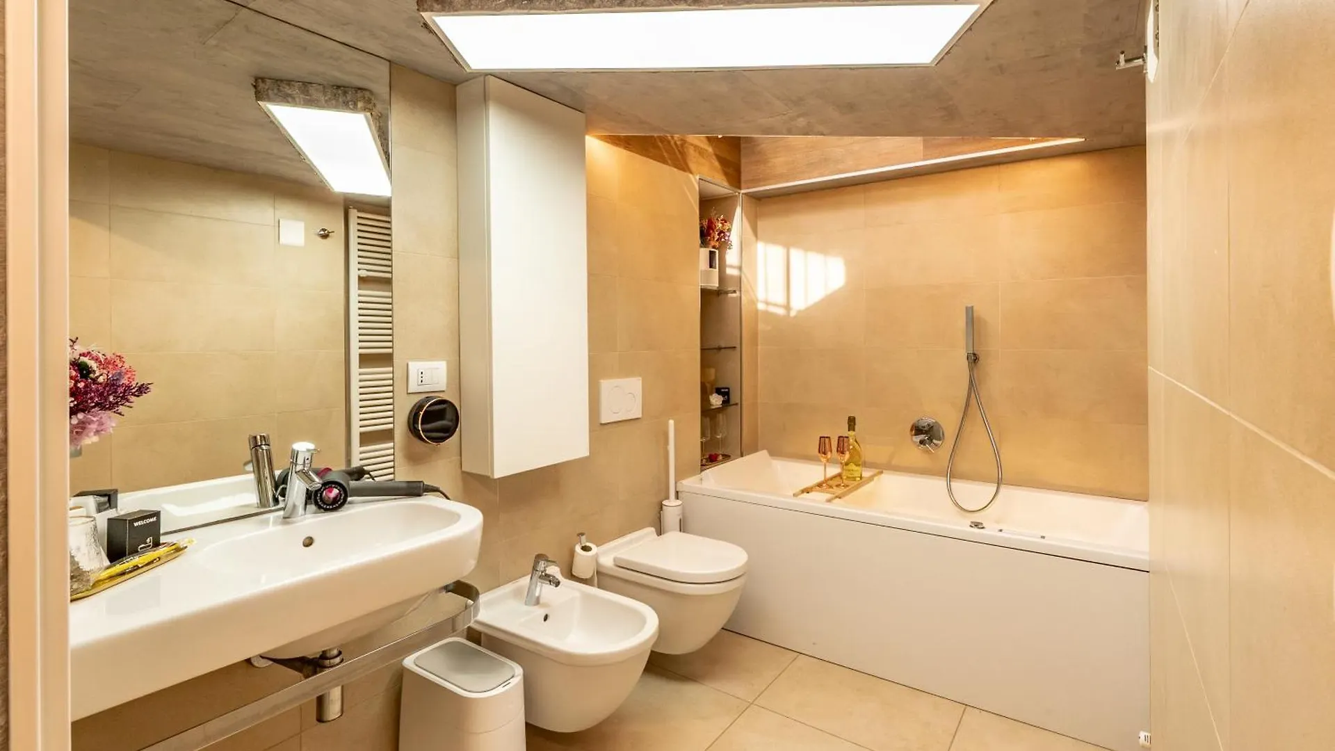 Luxe & Central Haven - Jacuzzi, Sauna, Steam, Private Parking Como Apartment