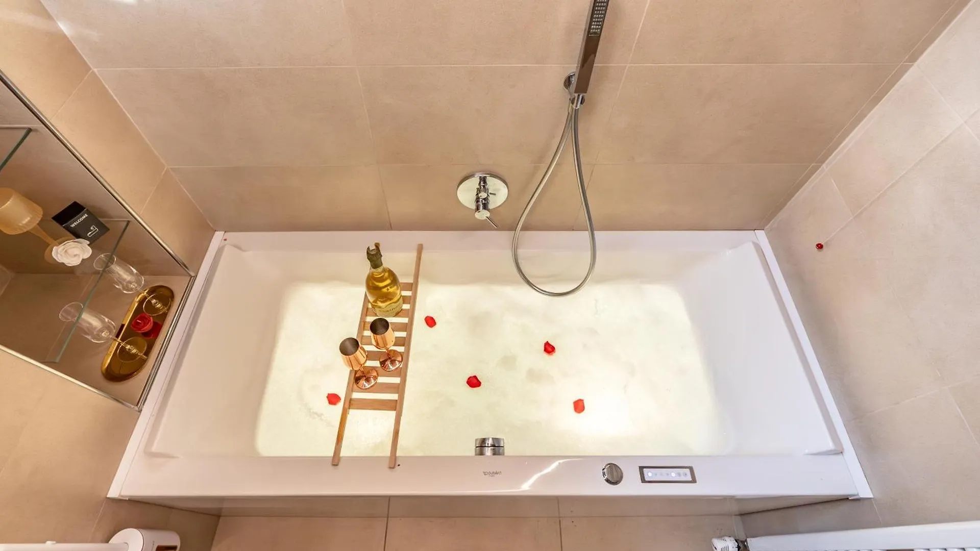 Apartment Luxe & Central Haven - Jacuzzi, Sauna, Steam, Private Parking Como Italy