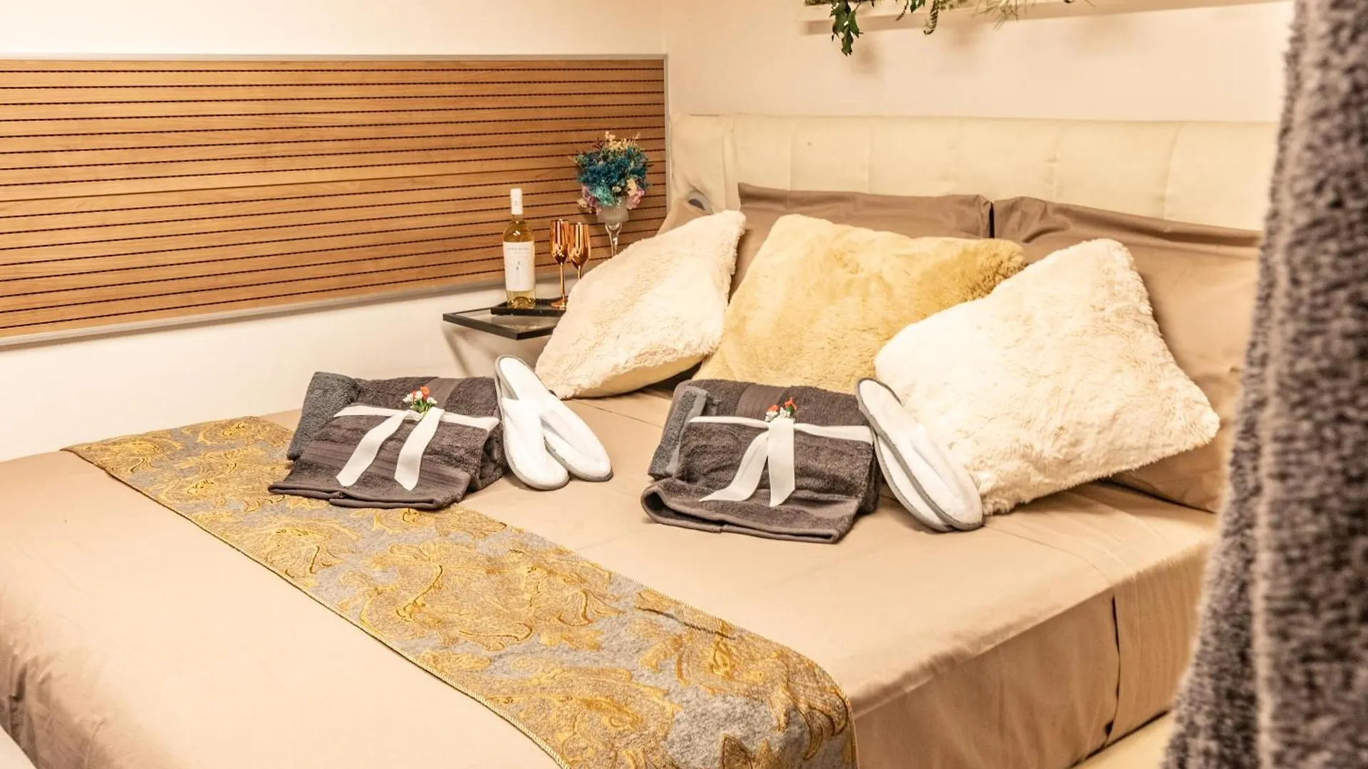Apartment Luxe & Central Haven - Jacuzzi, Sauna, Steam, Private Parking Como