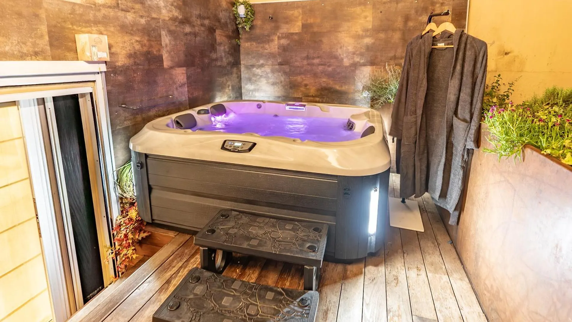 Luxe & Central Haven - Jacuzzi, Sauna, Steam, Private Parking Como Apartment